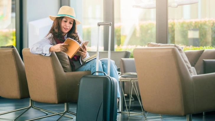 Перформативное чтение: что это такое и почему книги превращаются в знак статусности | Источник: Shine Nucha/Shutterstock/Fotodom.ru