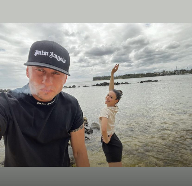 «Я очень счастлив»: Павел Прилучный поделился отпускным фото с молоденькой актрисой