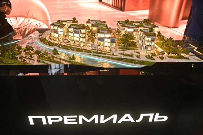 Вечером «Премиаль» станет яркой доминантой берега благодаря теплой архитектурной подсветке | Источник: Максим Воробьев
