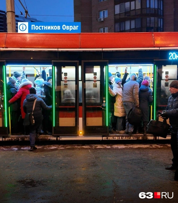 Проще на трамвае… если сможете впихнуться | Источник: Алексей Ногинский / 63.RU