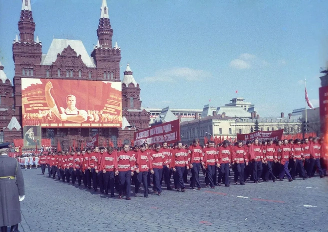 Физкультурники на первомайском параде в 1972 году | Источник: Б. Косарев