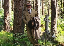 Смесь Ива Сен-Лорана и еретика: стиль Бенуа Бланка в третьем фильме «Достать ножи»