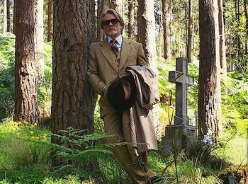 Смесь Ива Сен-Лорана и еретика: стиль Бенуа Бланка в третьем фильме «Достать ножи»