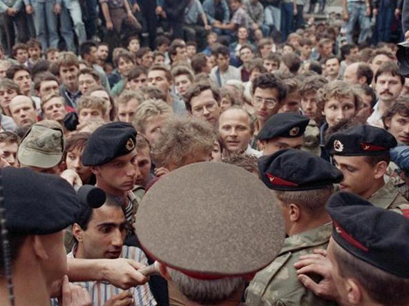 Военные перемешались с толпой | Источник: Андрей Соловьев / ТАСС