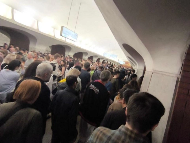 Такая ситуация на станции «Боровицкая» в центре Москвы | Источник: Послушано метро Москвы / T.me