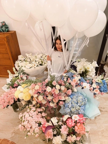 Избранник осыпал Айзу цветами