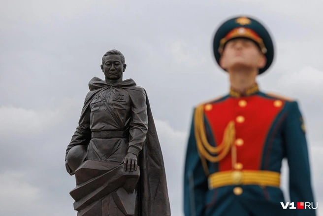 Величественный бронзовый монумент поражает масштабом | Источник: Алексей Волхонский / V1.RU