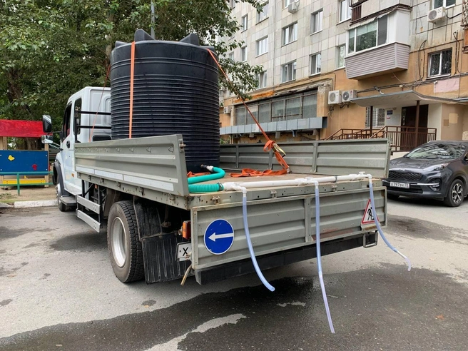 На водовозе у дома 90 по улице Республики три крана | Источник: Юлия Николаева / 72.RU