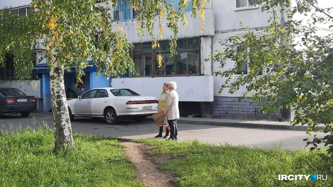 А вот эти две бабушки сказали, что в доме всё хорошо | Источник: Виктор Лучкин / «ИрСити»