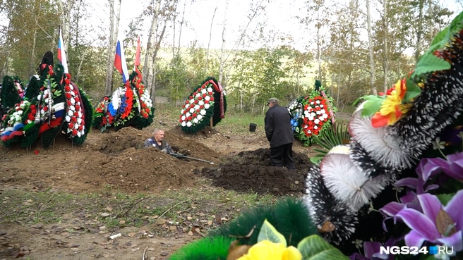 Оба мужчины проработали на кладбище половину своей жизни | Источник: Никита Шайхутдинов / NGS24.RU