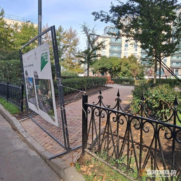 Пока сквер огорожен от посетителей | Источник: Анна Мотовилова / FONTANKA.RU