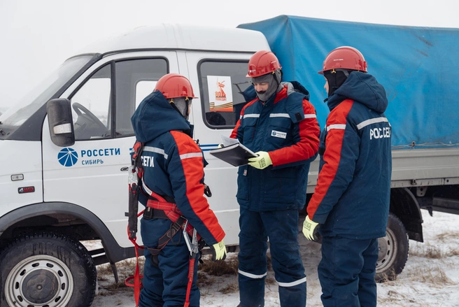 Специалисты проверяют инфраструктуру и сети | Источник: «Россети Сибирь»