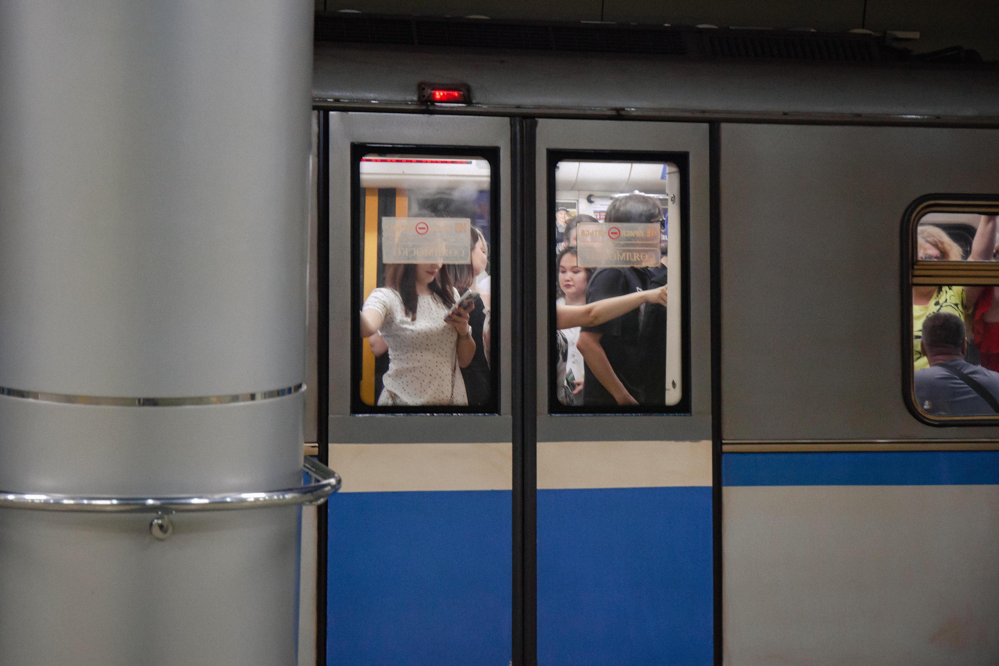 Пассажиры метро Казани застряли в тоннеле. Очевидцы пожаловались на задержки