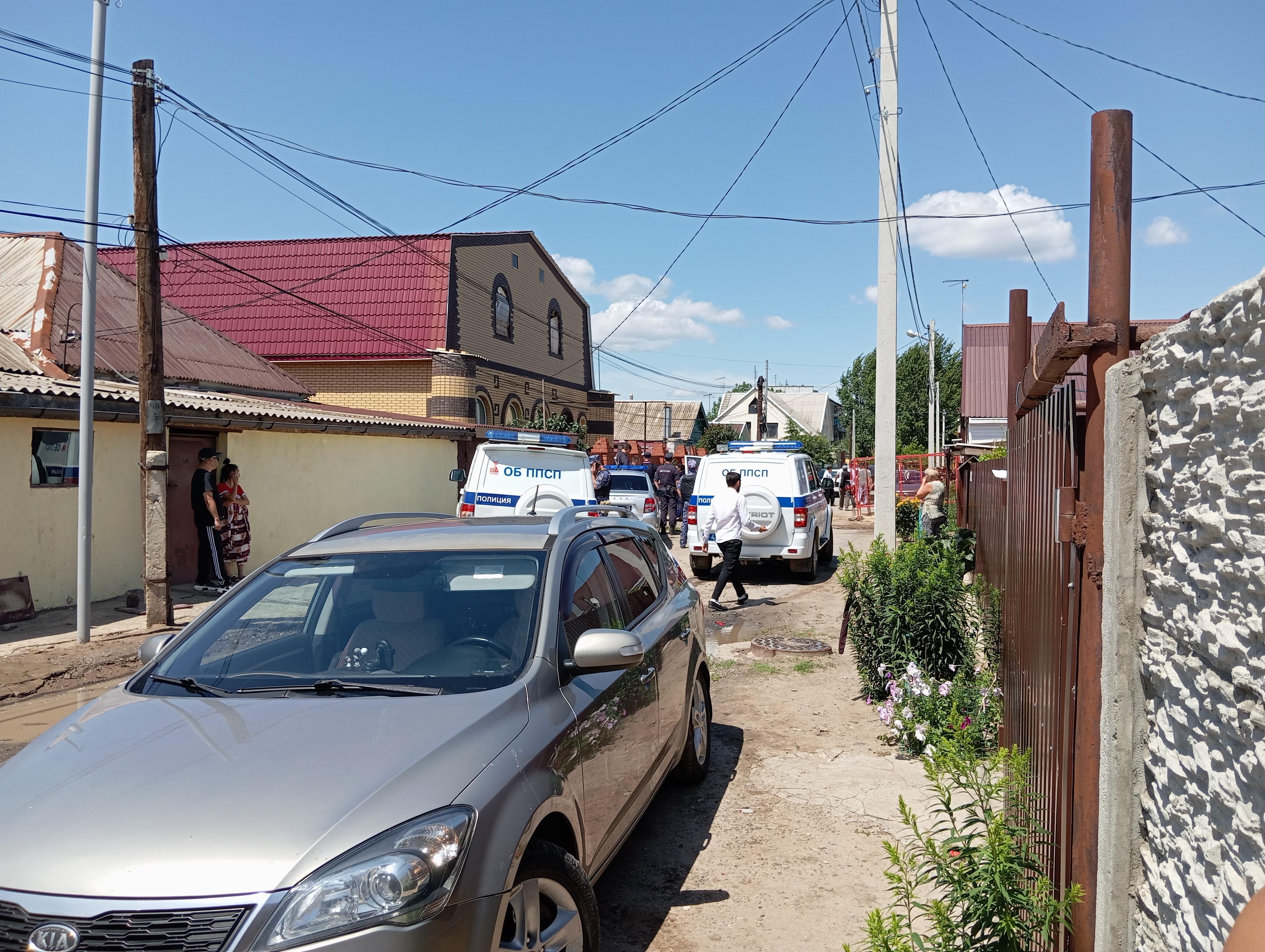 «Побитые автомобили, разбитые стекла»: В городе-спутнике Волгограда многочисленные наряды полиции прибыли к цыганским особнякам