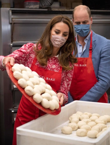Уильям наблюдает, как Кэтрин готовит бейглы в лондонской пекарне, 15 сентября 2020
