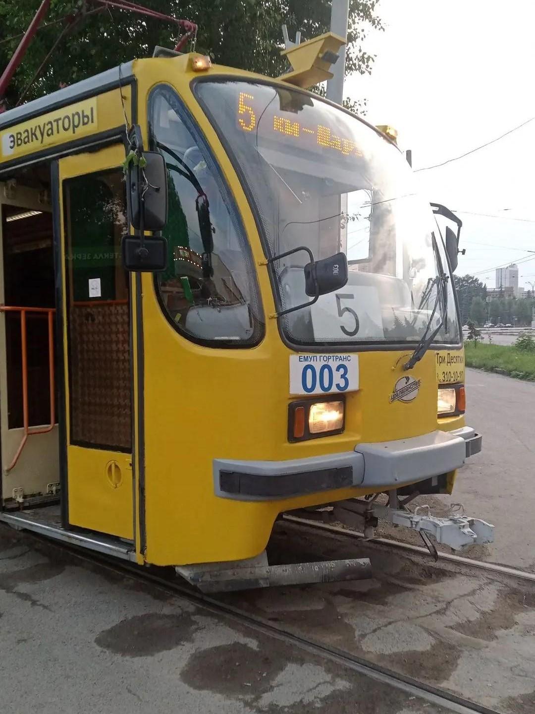 «Записи с камер стерли». В Екатеринбурге кондуктор выпала из автобуса и сломала позвоночник