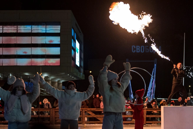 Несмотря на огонь, под вечер на улице заметно похолодало | Источник: Мария Ленц / NGS24.RU