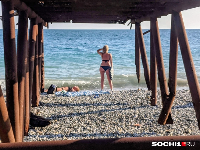 Люди загорают под ржавым пирсом, используя его как аэрарий | Источник: SOCHI1.RU