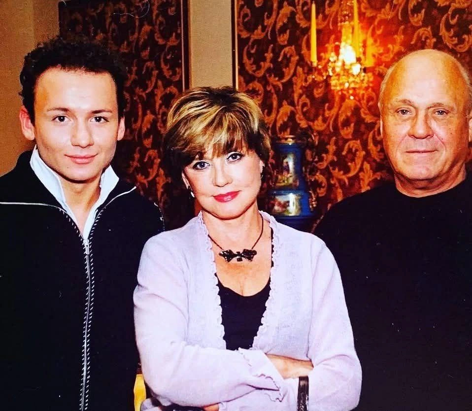 Александр Олешко вместе с Верой Алентовой и ее супругом Владимиром Меньшовым | Источник: Александр Олешко / Facebook (деятельность запрещена в РФ)