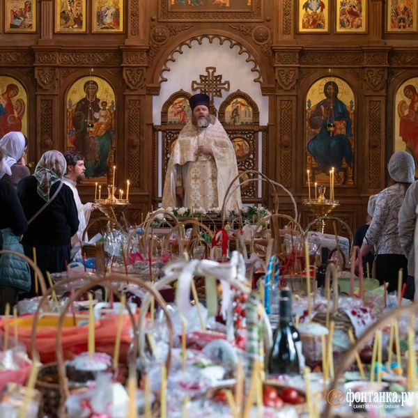 Петербуржцы готовятся к Пасхе — в храмах очереди из желающих освятить куличи | Источник: Андрей Бок /«Фонтанка.ру»