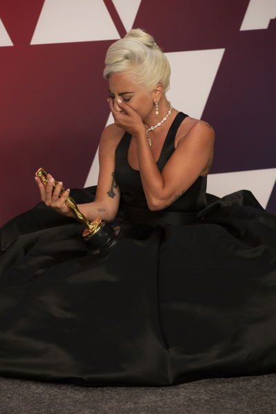 Получив «Оскар» за песню Shallow, Гага не смогла сдержать слез