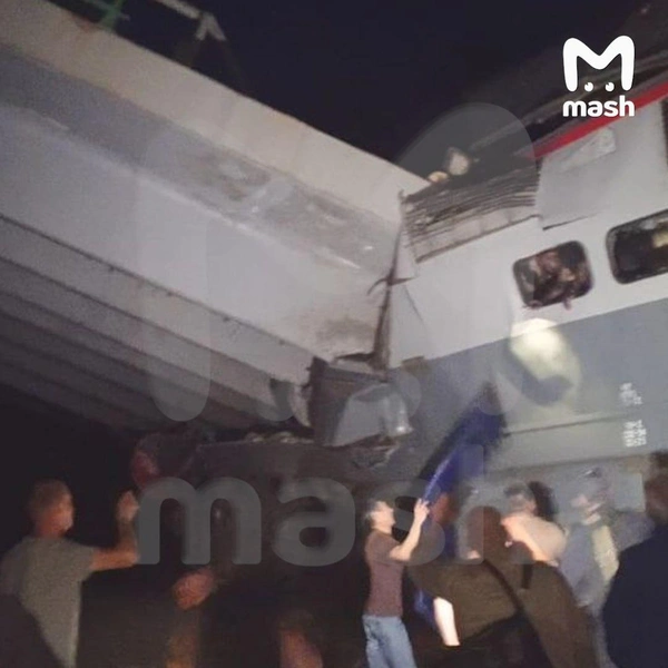 Поезд столкнулся с конструкцией моста 
