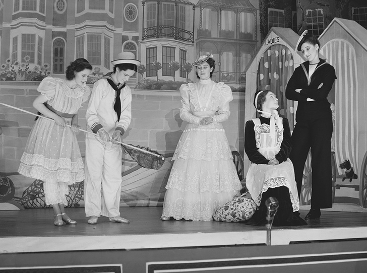 Фото №31 - Рождественский театр Виндзоров: как принцессы Елизавета и Маргарет поднимали боевой дух нации