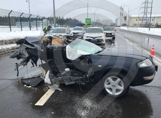 В Москве машину разорвало пополам после столкновения со столбом | ya62.ru