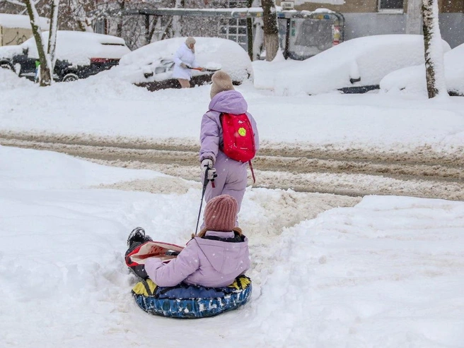 Самый эффективный транспорт в таких условиях — санки. | Источник: Наталья Бурухина / NN.RU