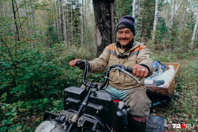 Дорога на буране занимает час. Гумар говорит, что недавно застрял — пришлось на помощь вызывать друга на втором буране. Только так удалось выбраться | Источник: Анастасия Малышкина / 72.RU