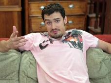 Поседел, но не растерял обаяния. Как изменился Павел Савинков — Толик Полено из «Счастливы вместе»