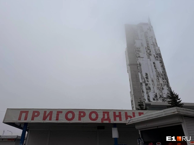 «Призма» сразу бросается в глаза туристам, пугая своим видом | Источник: Дарья Костомина / E1.RU