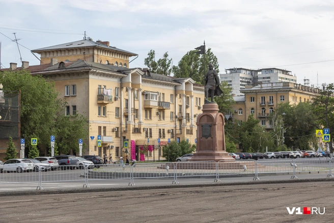 Памятник Александру Невскому обещали снести и переставить на новое место. Но он пока еще там, где был | Источник: Константин Завриков / V1.RU