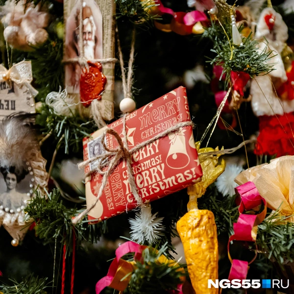 Здесь не только винтажные игрушки, но и портреты  | Источник: Кирилл Башинский / NGS55.RU