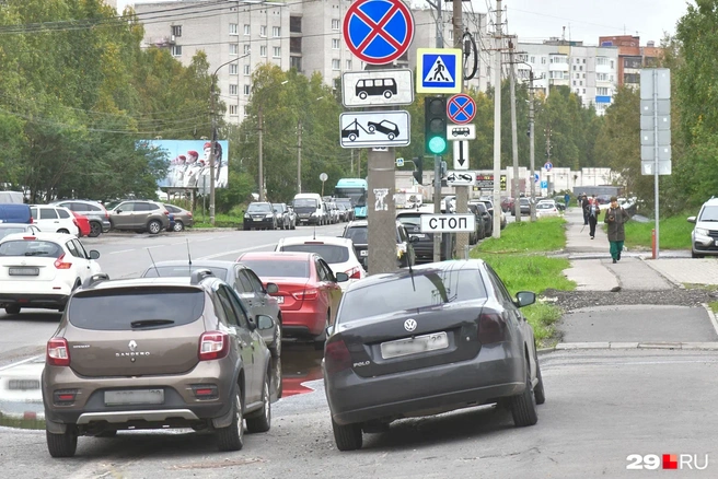 Некоторые паркуются там, где даже стоянка запрещена | Источник: Иван Митюшёв / 29.RU