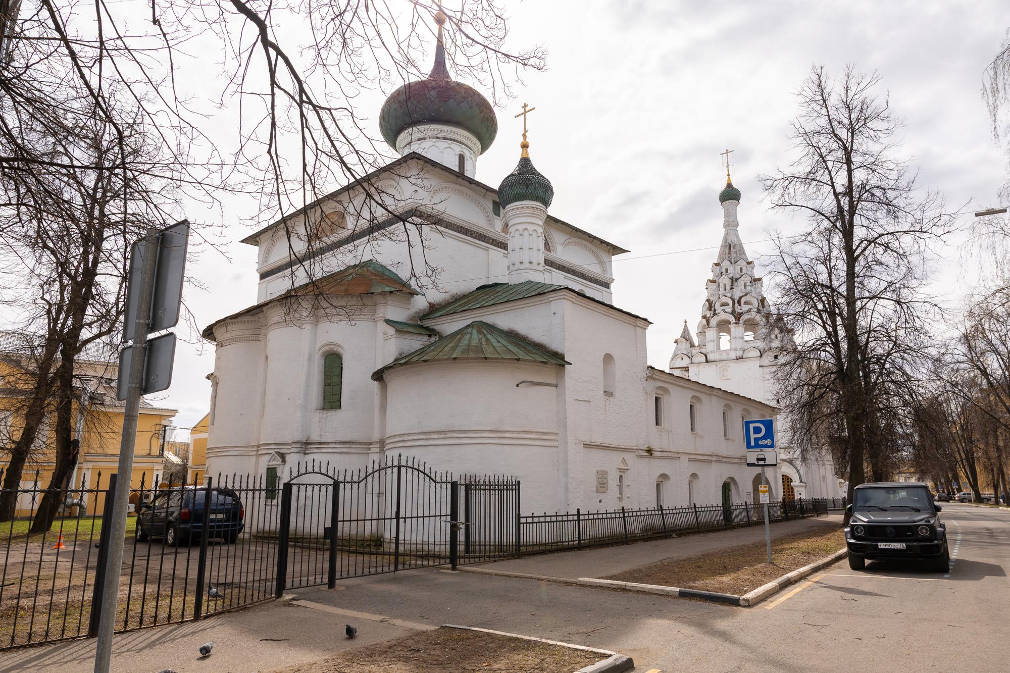 С этого ракурса Христорождественская церковь смотрелась гармоничнее без ограждений и знаков | Источник: Александр Куренной / 76.RU