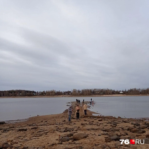 На дне реки показался старинный городской водозабор | Источник: Екатерина Тихомирова