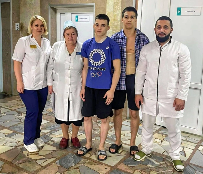 Братья Вергазовы в окружении спасших их врачей. | Источник: Саратовская городская клиническая больница