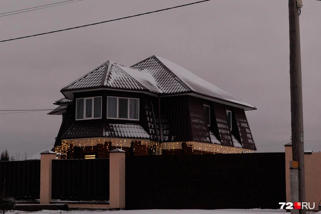 Более нарядно уличная гирлянда смотрится в темное время суток | Источник: Ирина Шарова / 72.RU