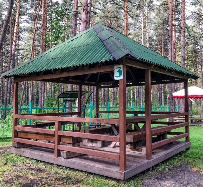 Семье принадлежит крупный парк-отель в Барнауле с банями, саунами, рестораном, банкетным залом и другим | Источник: «Лесные дали» / 2GIS