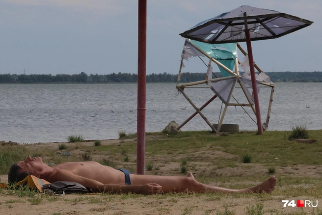 Желающие отдыхать на пляже находятся  | Источник: Наталья Лапцевич 