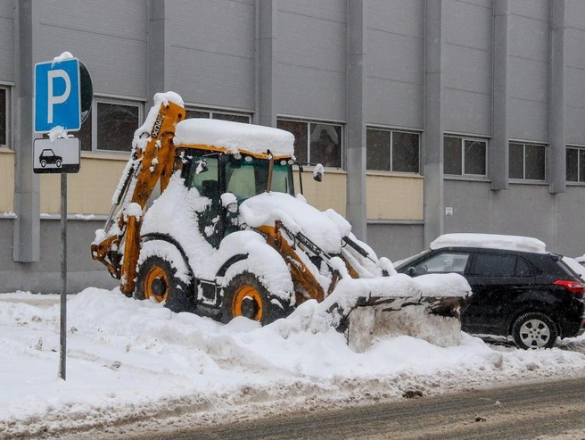 В других местах техника стояла, ожидая, когда её освободят из сугробов. | Источник: Наталья Бурухина / NN.RU