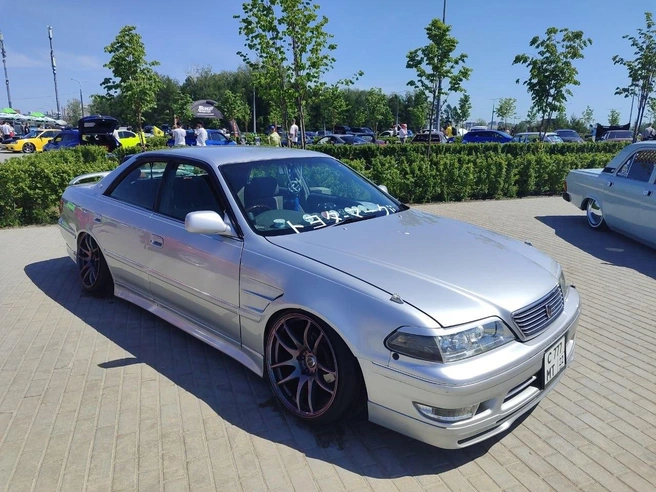 Toyota Mark II, известная также как «самурай», привлекает ценителей японского автопрома | Источник: Мария Тищенко / NGS.RU