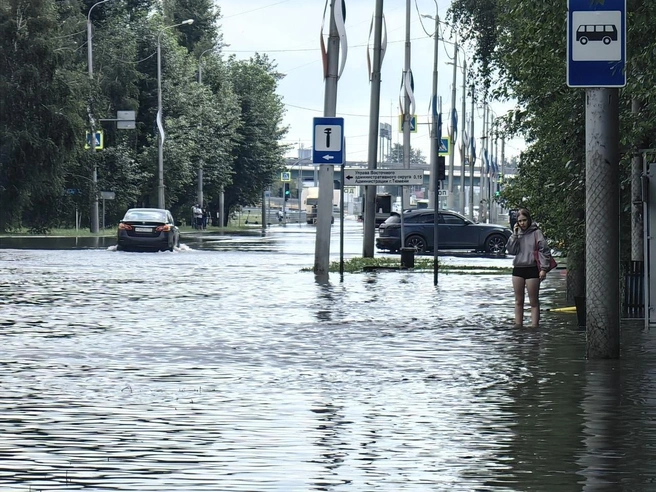 Под водой скрылась не только проезжая часть, но и тротуары | Источник: Павел Красоткин / 72.RU