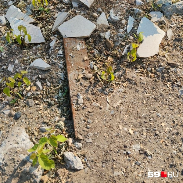 Под ногами&nbsp;— остатки арматуры | Источник: Ольга Якунчева / 59.RU