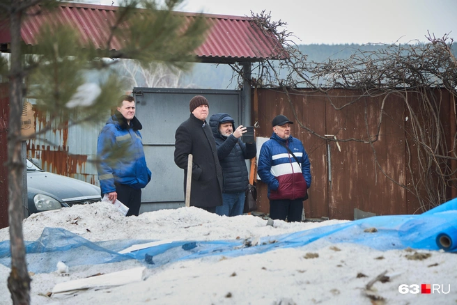 По пострадавшим домам ходит инспекция из представителей администрации Волжского района и газовиков | Источник: Роман Данилкин / 63.RU