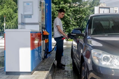 В Тюмени продают бензин на обочине: цены