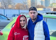Счастливый муж и танцы с дочерью на подиуме: Лера Кудрявцева с близкими отдыхает в Дубае