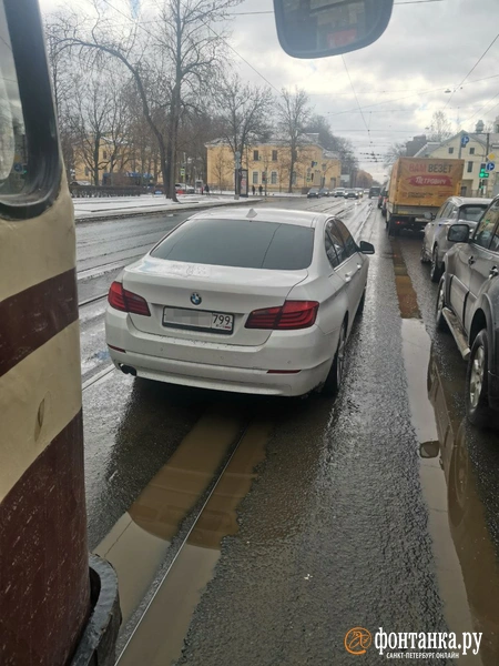 «Лучшее» место для парковки. На Энгельса дорогу трамваям перегородил брошенный на путях BMW | Источник: читательница «Фонтанки»