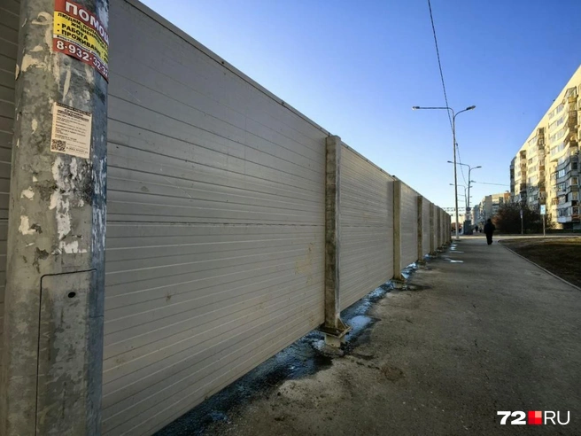 Заборы сплошные&nbsp;— из-за них не видно дорогу | Источник: Павел Красоткин / 72.RU 
